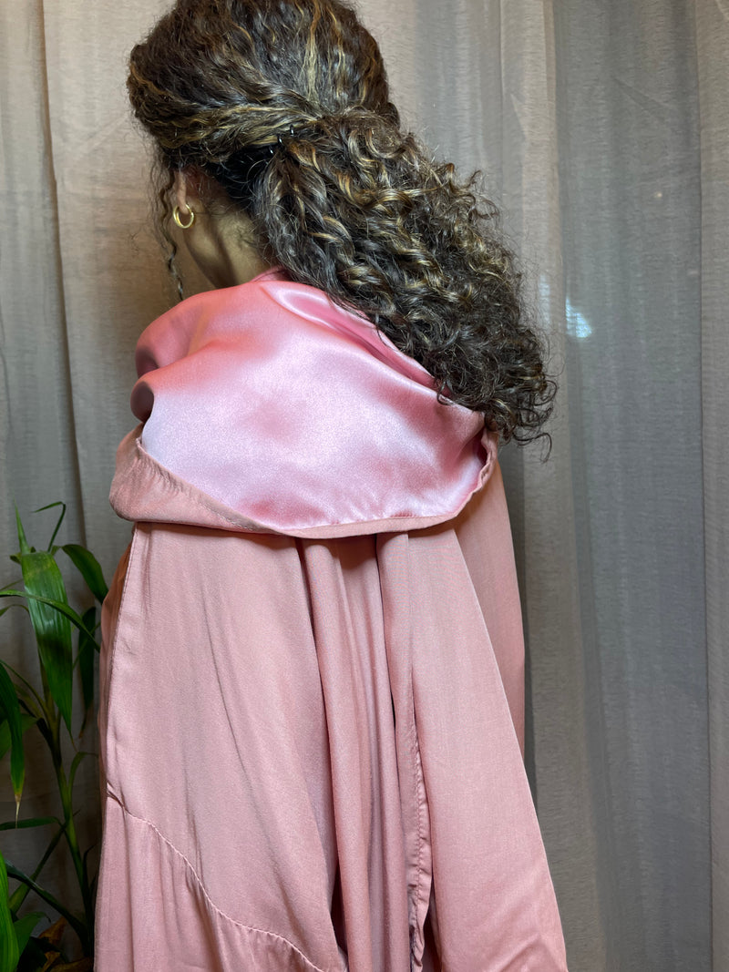 Woman wearing the prayer thoub in pink
